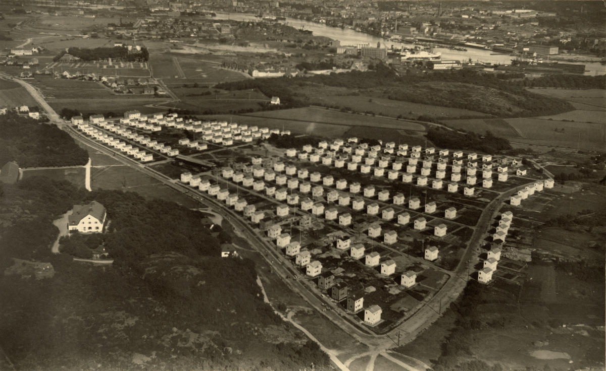 Bräcke 1940-tal — flygbild mot Göta älv och staden